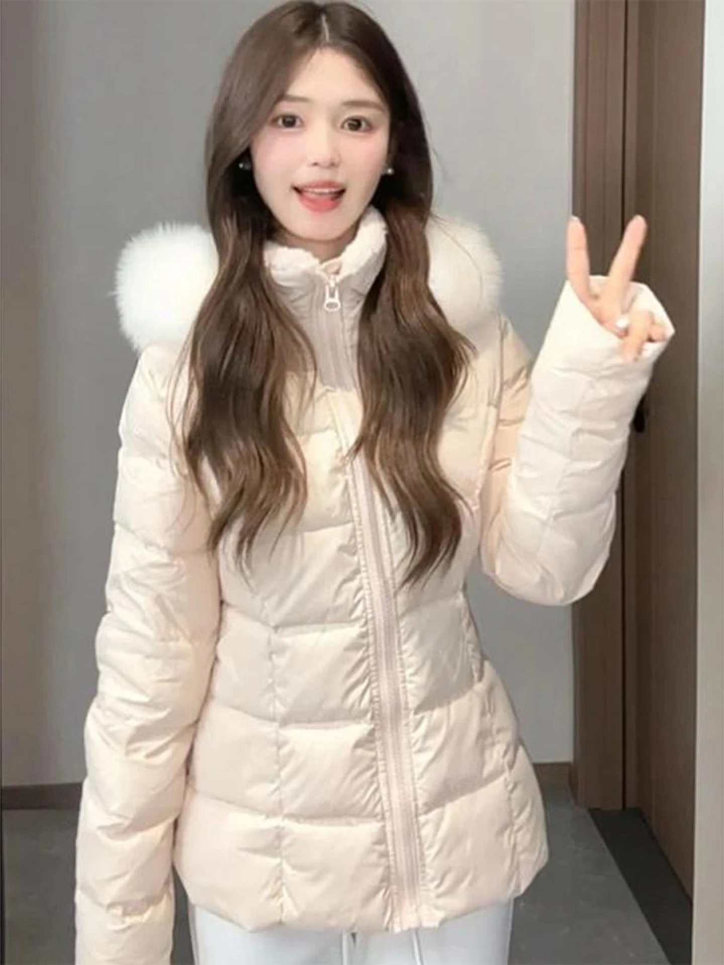 

Розовая утепленная куртка с меховым воротником, приталенная, теплая, на хлопковом наполнителе, женская, новая коллекция Зима 2025...