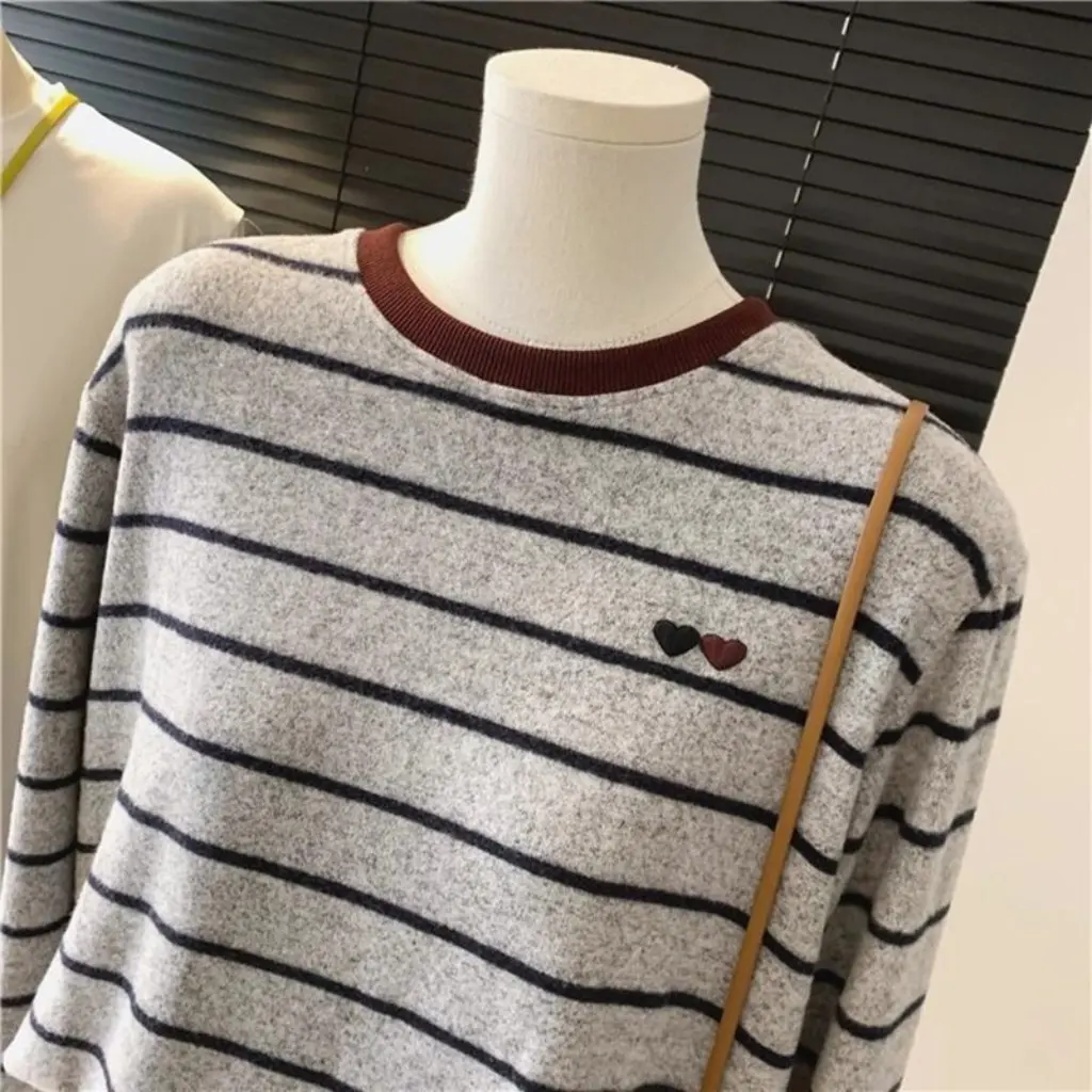 เสื้อถักลายทางคอกลมสำหรับผู้หญิงไซส์ใหญ่ สไตล์เกาหลี รุ่น MM200 จิน สำหรับฤดูใบไม้ร่วงและฤดูหนาว สไตล์ต่างประเทศ เสื้อตัวใน