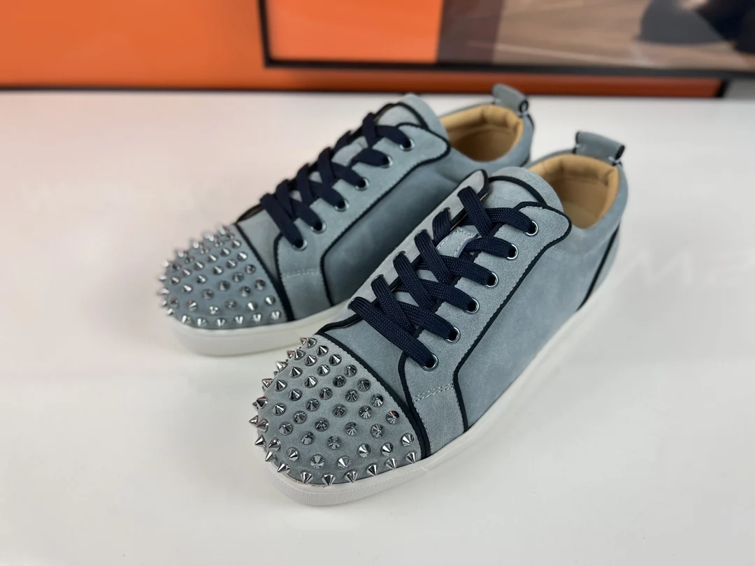 Luxury Men‘s Light Blue Suede Leather Shoes Silver Spikes Footwear Lace Up Red Bottom Shoes For Men Fashion Walking Casual Shoes