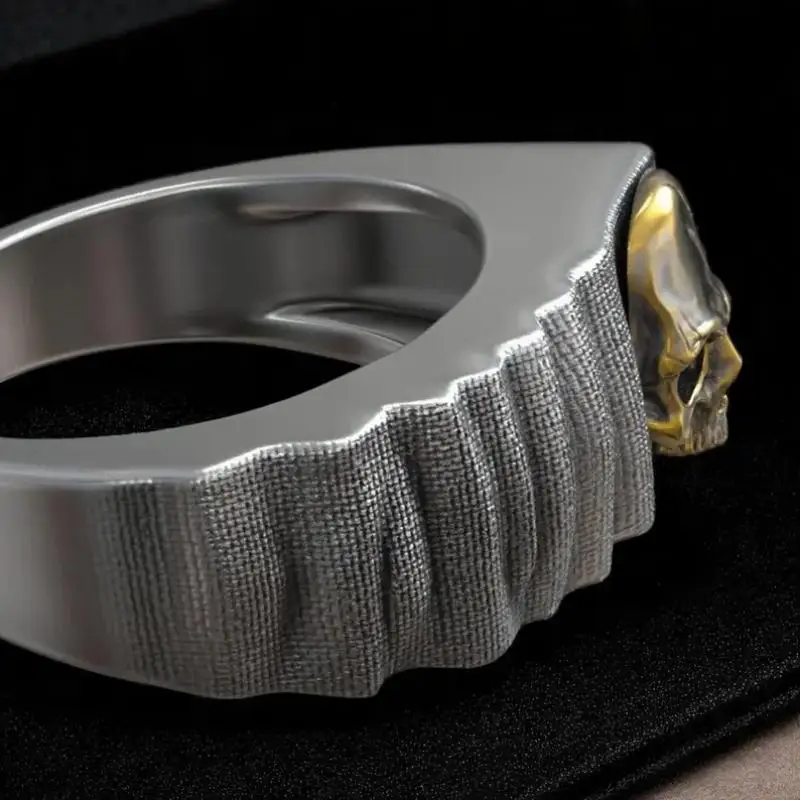 Handgefertigter الذهبي Totenkopfring mit structureiertem Stoffmuster und schwarzem Silberband، dunkel und stilvoll