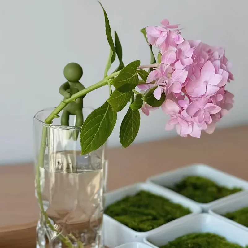 3Colorful plant stand-The plastic flower stand features a unique design,Convenient for plant cultivation and flower storage,V