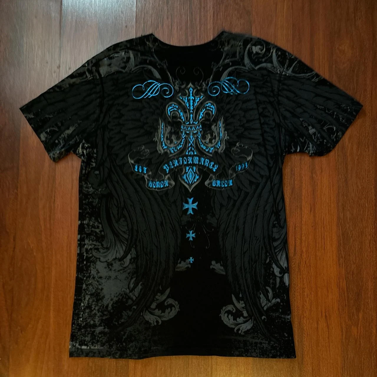 قميص إكستريم كوتور أسود مع لمسات زرقاء