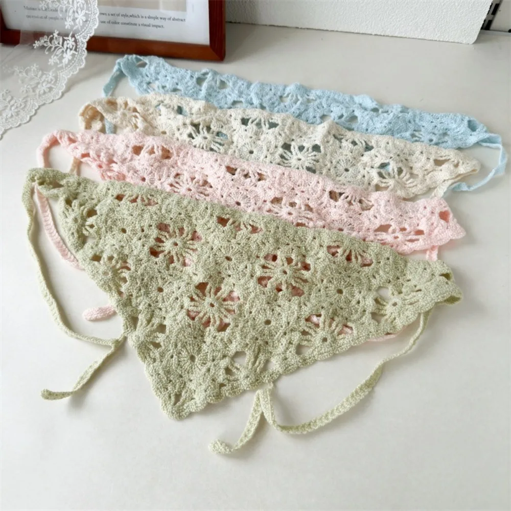 Foulard lavorato a mano alla moda, cappello, triangolo, parasole, fascia all'uncinetto, foulard con fiori scavati, fotografia in spiaggia