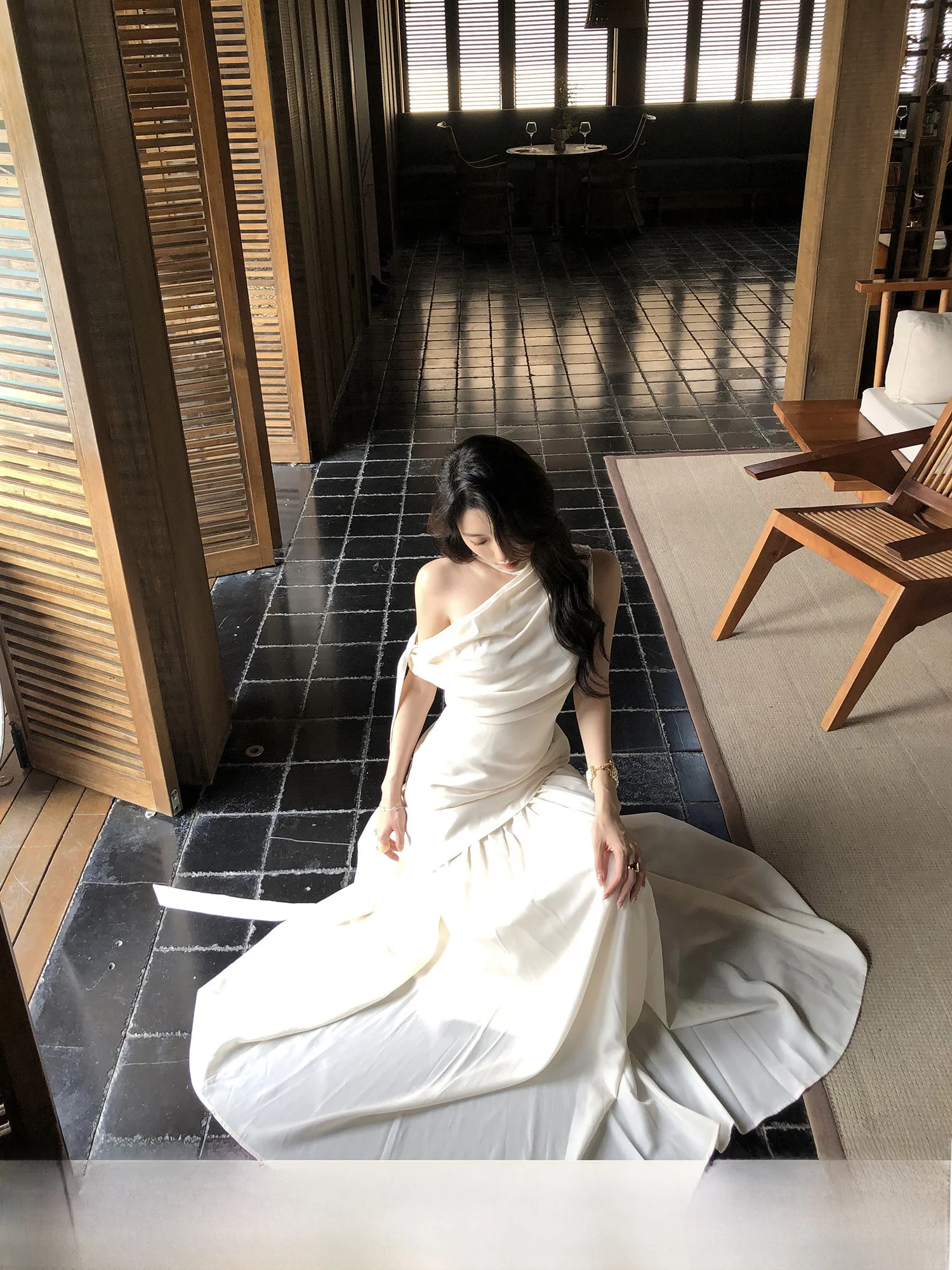 

KKABOVE Асимметричный плиссированный комплект с открытыми плечами и драпировкой, повседневный комплект с юбкой, женский модный летний наряд с высокой талией, облегающий крой