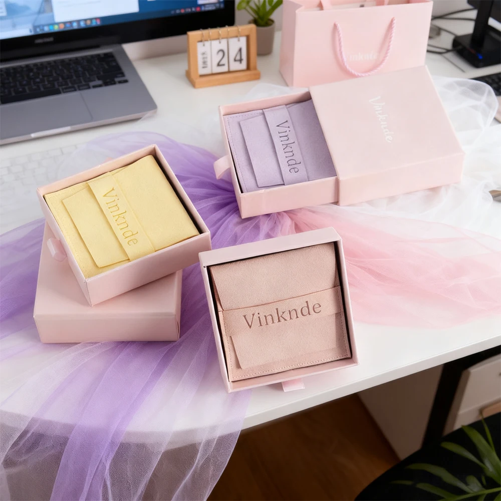 

24 шт., розовая бумажная упаковочная коробка для ювелирных изделий, индивидуальный логотип, картонная коробка с выдвижным ящиком, бархатная сумка-мешочек для губной помады, парфюмерных сережек