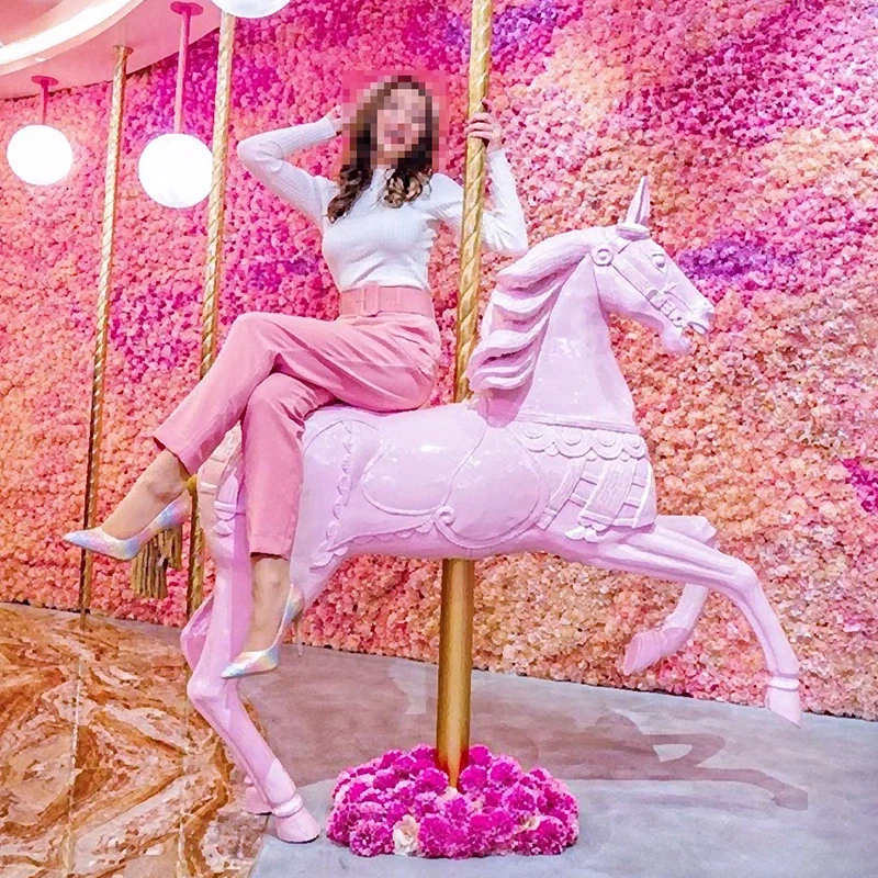 تمثال حصان مزخرف بالحجم الكامل من الألياف الزجاجية الذهبية