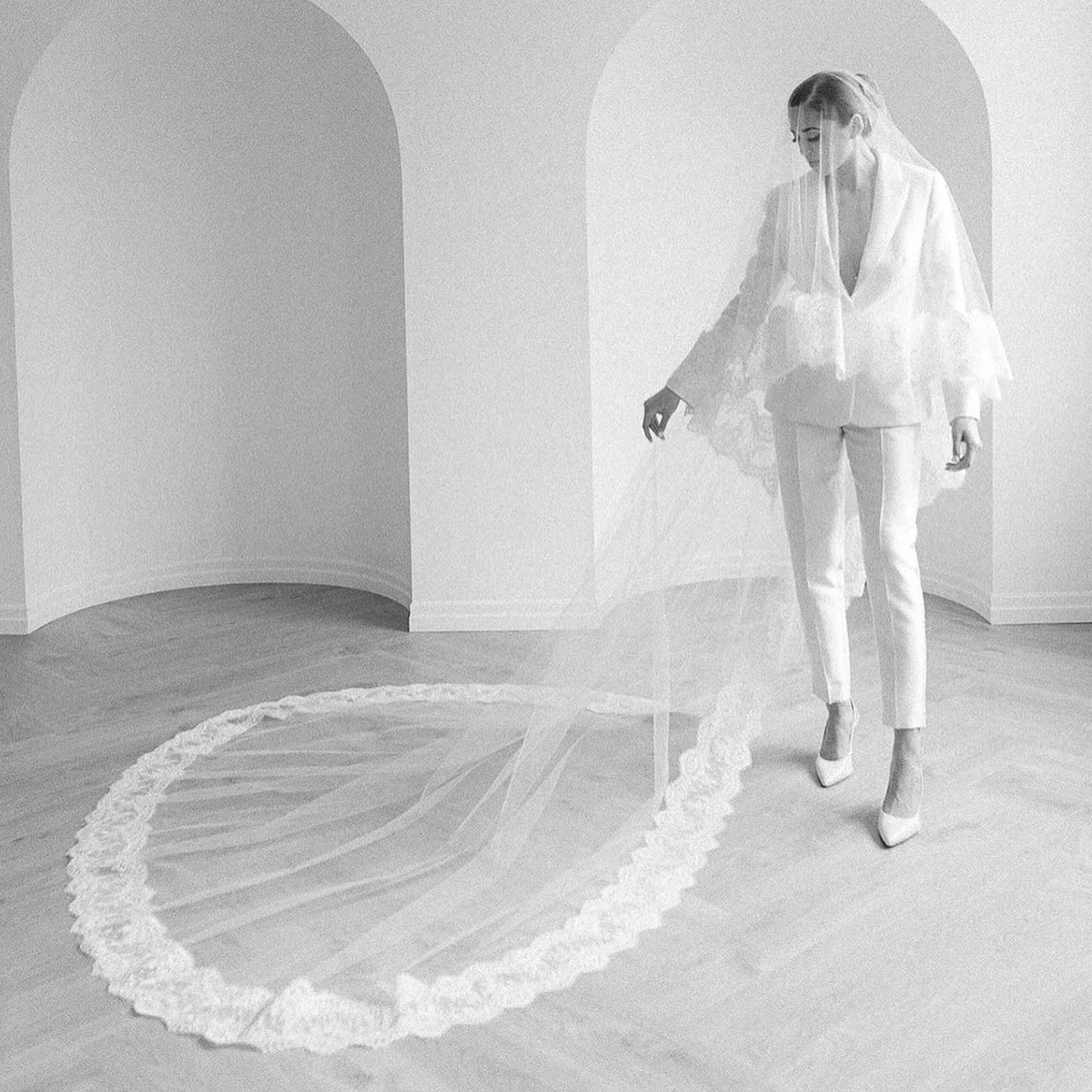 

Cathedral Length Lace Trimmed Bridal Veils Customized Romantic One Layer Tulle White Appliques Edge Wedding Blusher With Comb