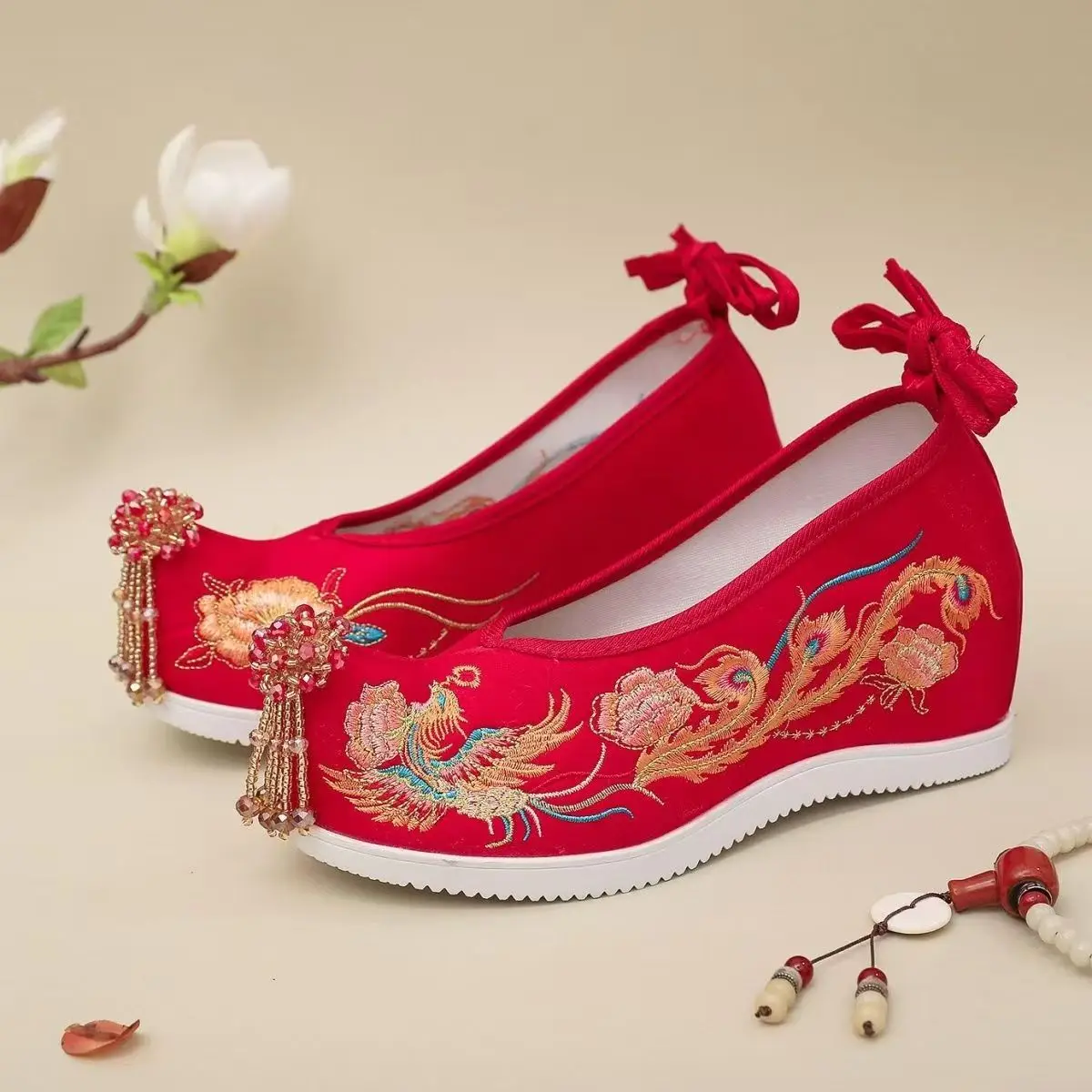 أحذية هانفو الصينية القديمة المطرزة منصة حمراء مع شرابة امرأة الزفاف التقليدية زي الإناث لتأثيري الزفاف