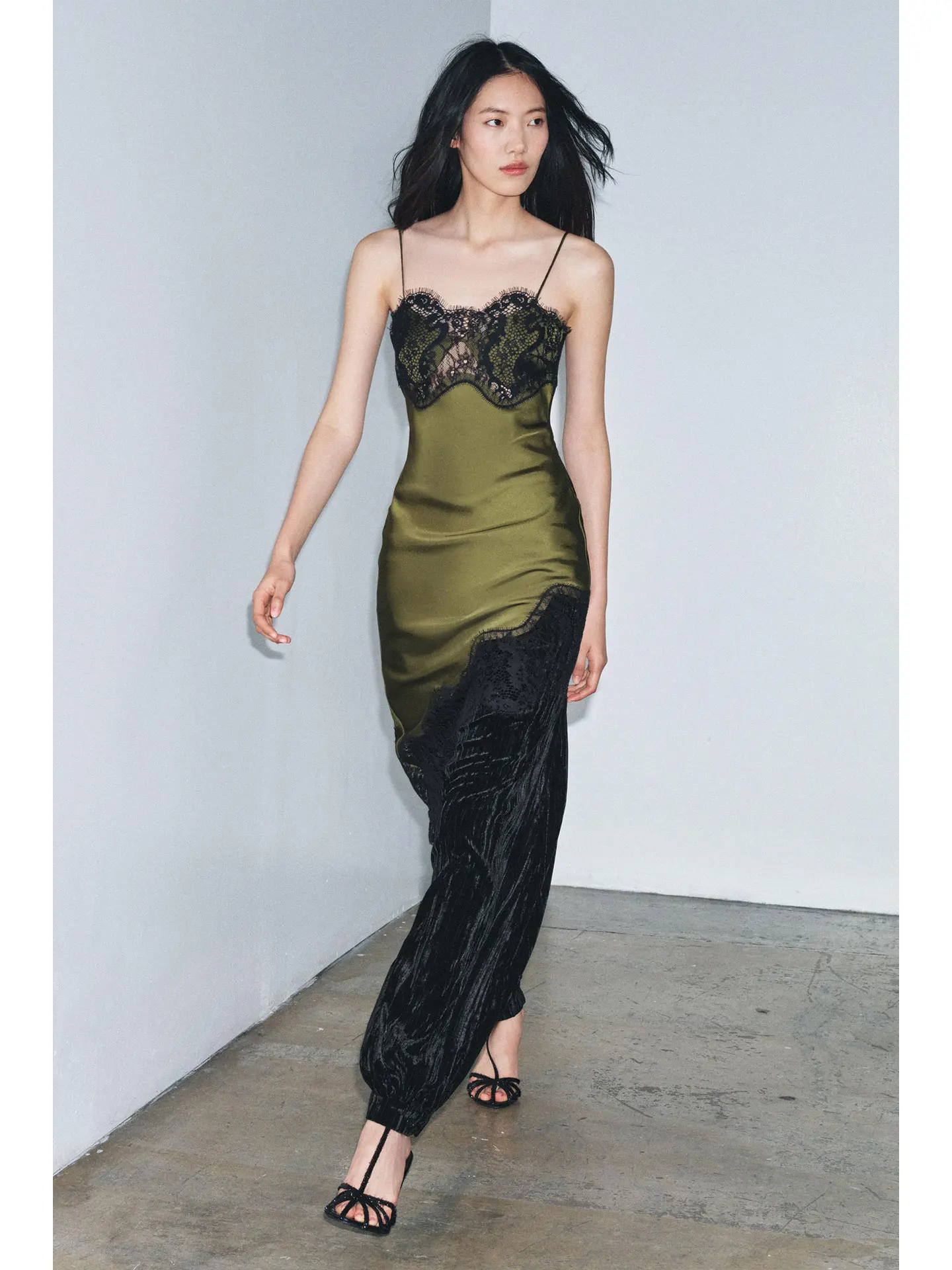 ชุดเดรสทรงตรงผ้าไหมซาตินลูกไม้ปักลาย ดีไซน์ไม่สมมาตร ทรงเข้ารูป สวยเซ็กซี่ เหมาะสำหรับใส่ไปทำงาน ฤดูใบไม้ผลิ 2026