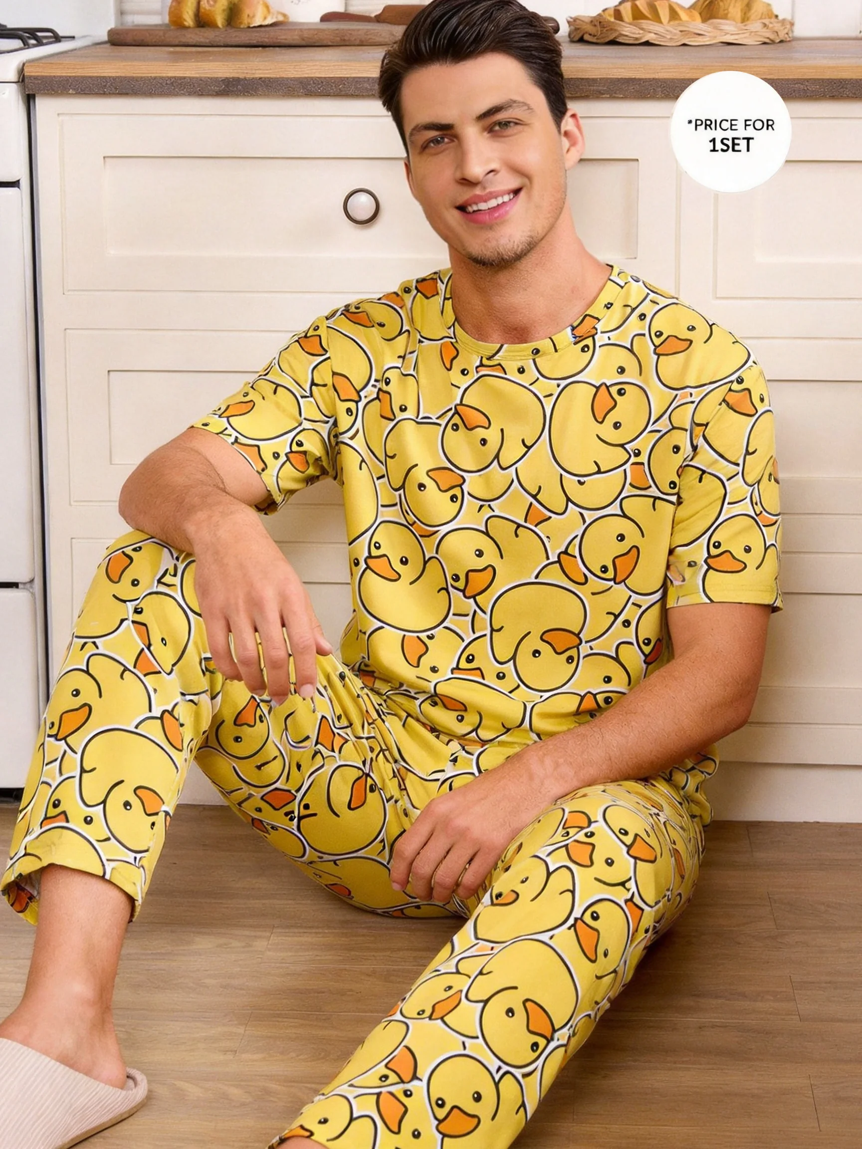 A set of duck printed casual pajamas, pants and a T-shirt with duck patterns, comfortable summer clothing