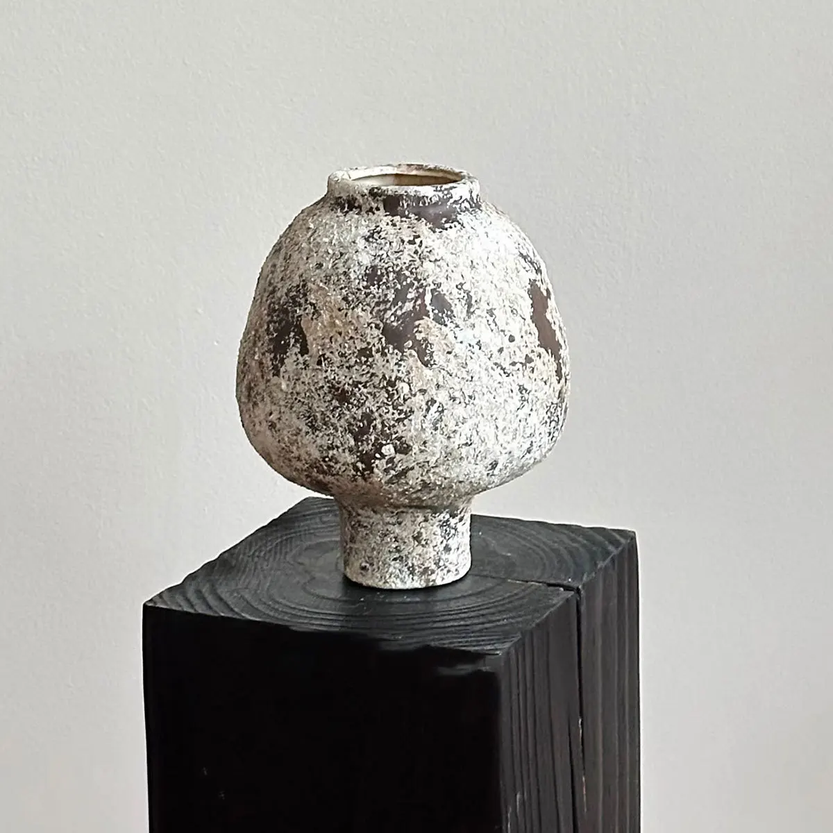 

Unique Niche Ceramic Vase, Vintage Wabi-Sabi Floral Container, Elegant Decor Ornament for Home Entryway and Living Room