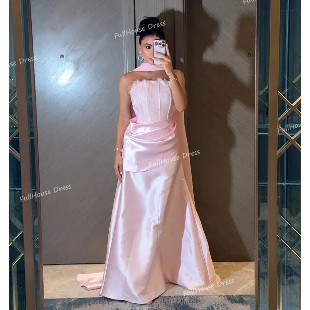 فستان سهرة أنيق مصنوع حسب الطلب بياقة قارب من الدانتيل وأربطة من الخلف وغمد مثير بطيات بطول الأرض فستان سعودي مع قطار