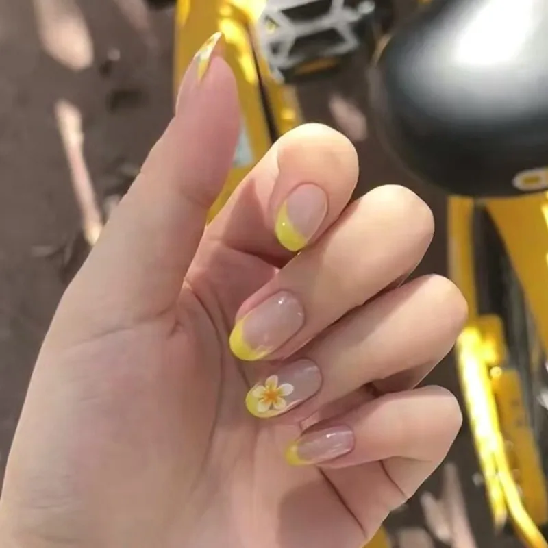 

24 Pcs French Yellow Nail Tips Short Round Fake Press on Nails Simple Flower Decorations for False Nails with Glue Paste Nails