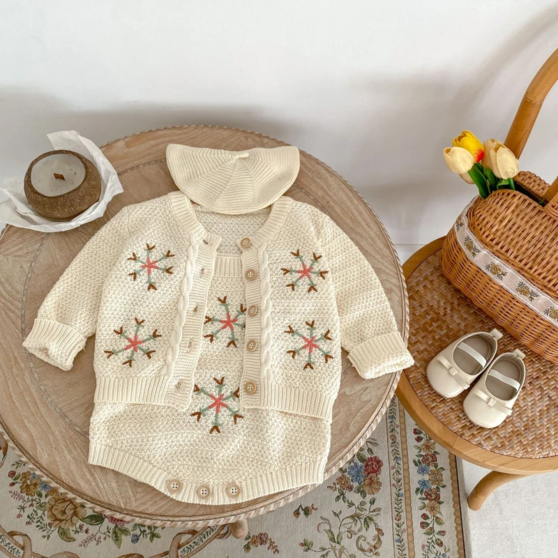 Autumn new 0-3 year old baby clothing color snowflake embroidery knitted set long sleeved jacket+jumpsuit