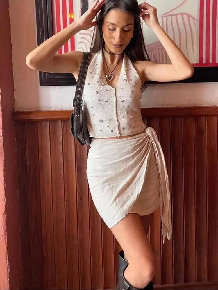 BKQU Dzianinowy Top na Ramiączkach z Cyrkoniami Damski Seksowny Wąski Dekolt w Serek Bez Rękawów Odkryte Plecy Krótki Top Lato 2025 Szykowny Streetwear y2k Camis