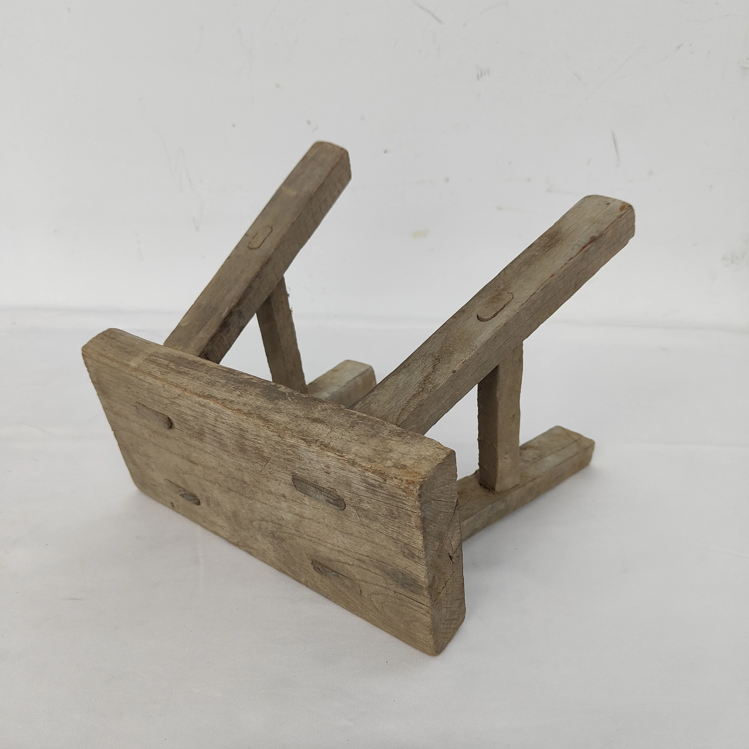 الأشياء الشعبية القديمة مقعد صغير مقعد الدردار البراز تيار مباشر الفيلم والتلفزيون اطلاق النار الدعائم الزراعية زخرفة الزخرفية الرجعية