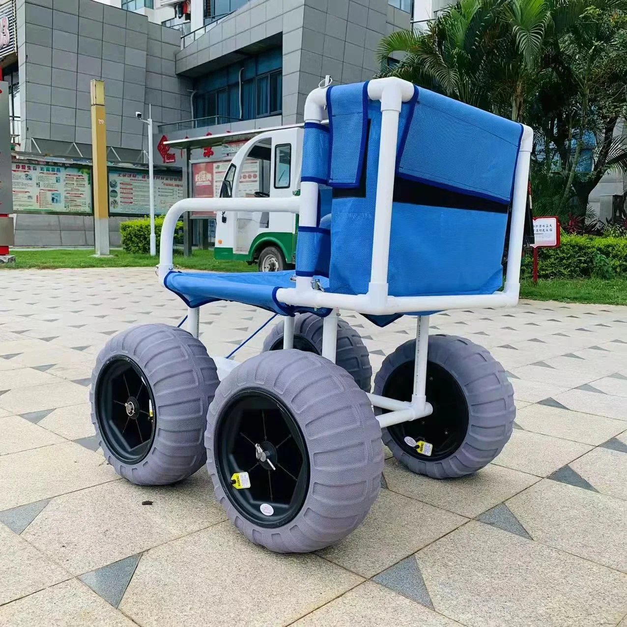 Kursi Roda Pantai dengan Roda Besar 16 Inci Kursi Roda Pasir Lipat PVC Kursi Roda Santai Ringan untuk Penyandang Cacat Nyaman