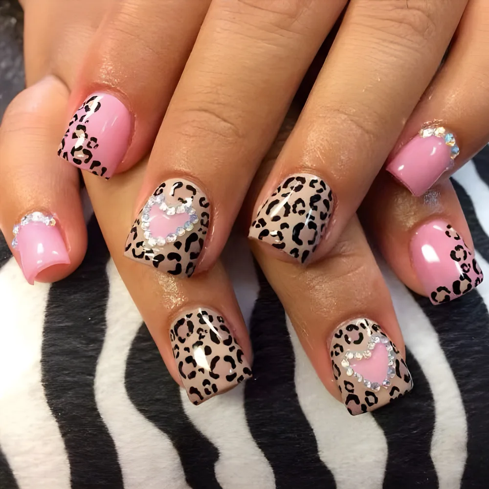 

24Pcs Short Square Head Full Cover Nails Tips Leopard Print Love Heart Rhinestone Design Fake Nail Wearable Press on False Nails