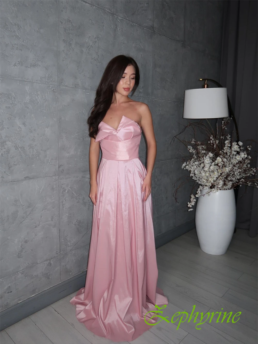 Gaun Malam A-Line Satin Elegan Kustom Gaun Prom Tanpa Lengan Indah Gaun Acara Khusus Kualitas Tinggi