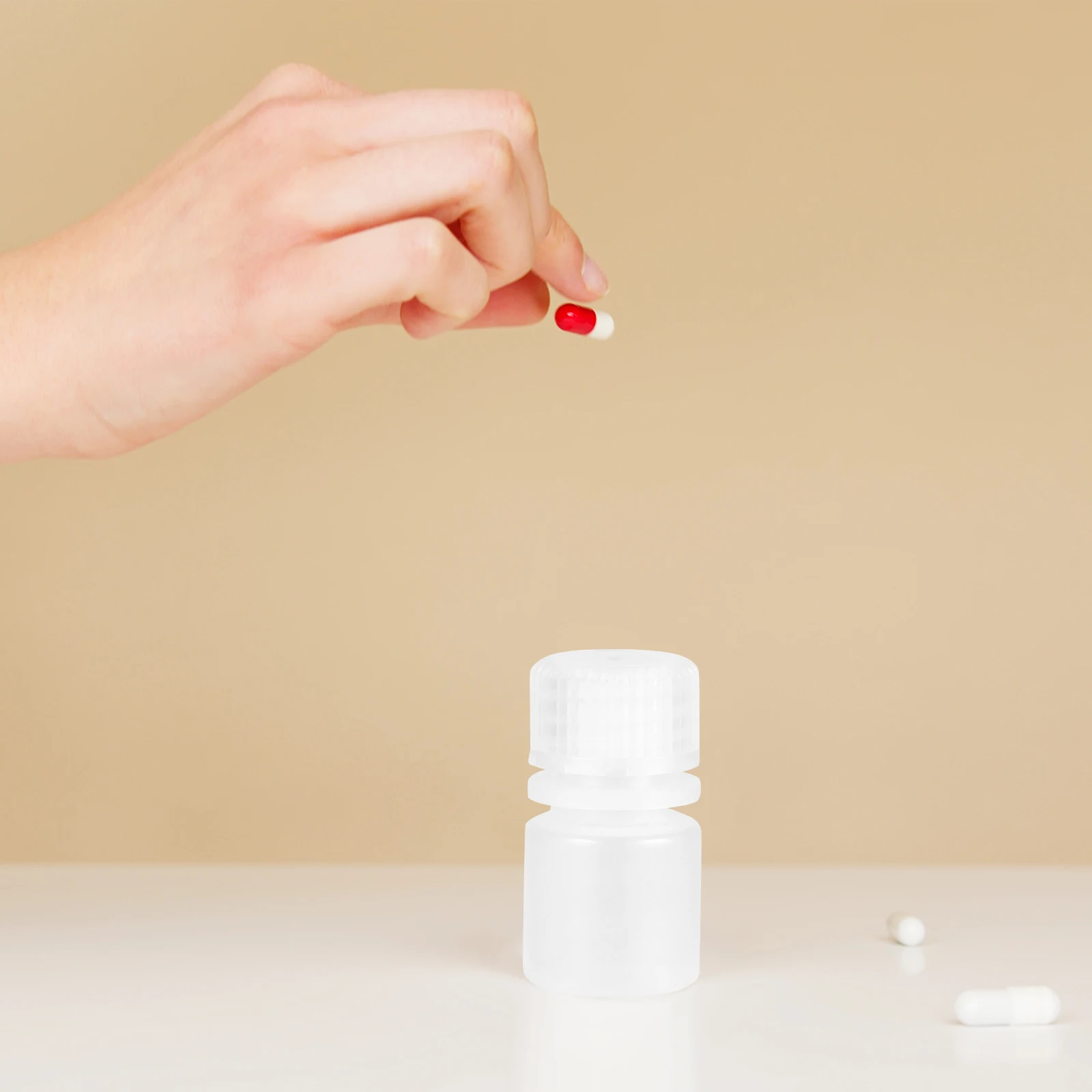 

20Pcs Reagent Bottles 8ml Durable PP Plastic Laboratory Chemical Containers Leakproof Portable Storage Reagent Bottles