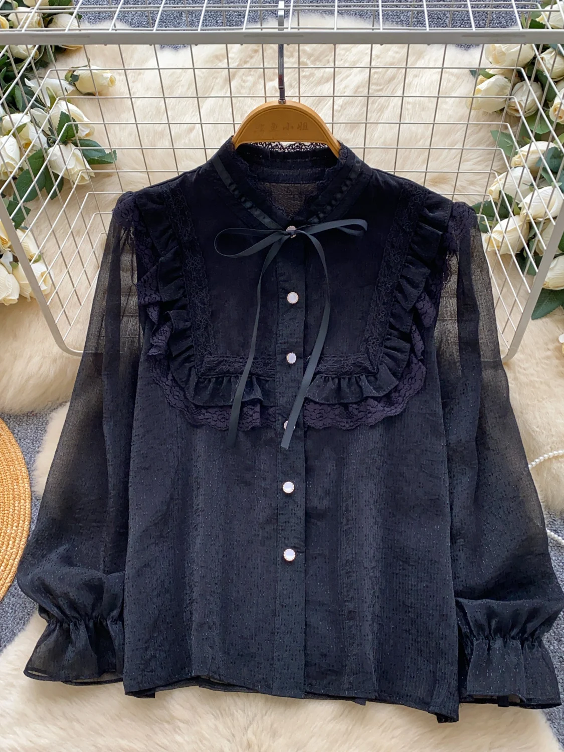 

2026 Новая осенняя женская рубашка во французском стиле с воротником-стойкой и длинным рукавом на шнуровке с бантом и кружевными оборками в стиле пэчворк, однобортная рубашка, топы