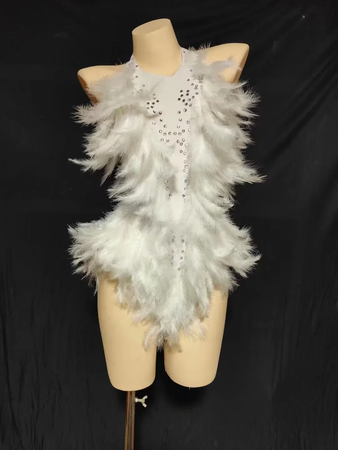 

Nightclub Party DJ Stage Performance Costume Sexy Suspenders White Feather Dress Colorful Rhinestone Backless Jumpsuit