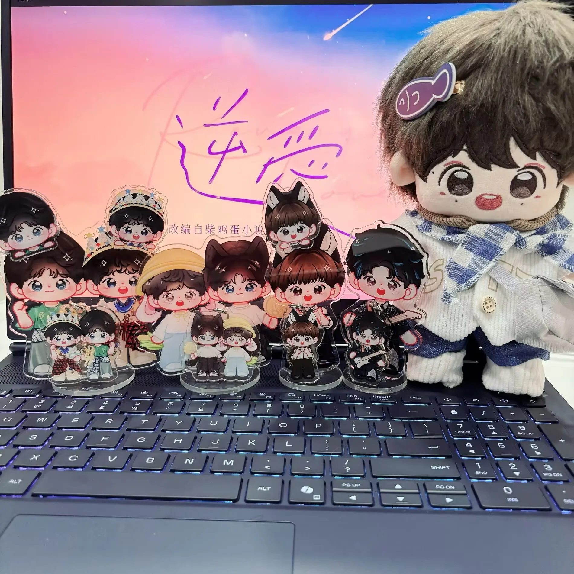 دعامة "Ziyu" الأصلية لمهرجان الموسيقى على شكل جيتار كرتوني، قلادة سلسلة مفاتيح، ديكور سطح المكتب، مشبك من البولي بروبيلين، حب عكسي