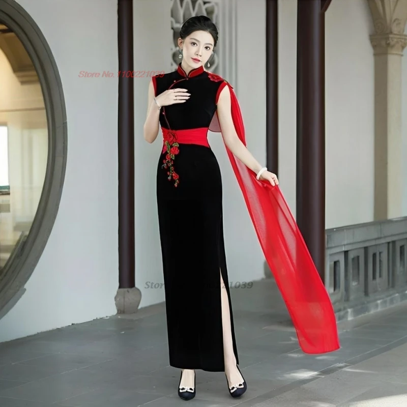 

2026 Винтажное китайское платье-ципао с улучшенной вышивкой цветами, без рукавов, из бархата, для сценических выступлений, банкетов и вечерних мероприятий.