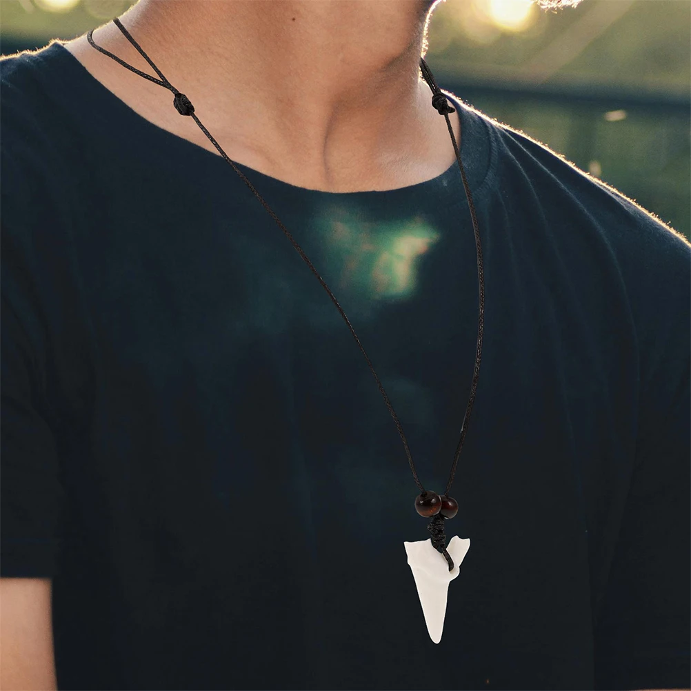 

2Pcs Sharks Tooth Necklace Resin Pendant Unisex Fashion Accessory Casual Party Daily Wear Cool Neck Chain for Men Women Teens