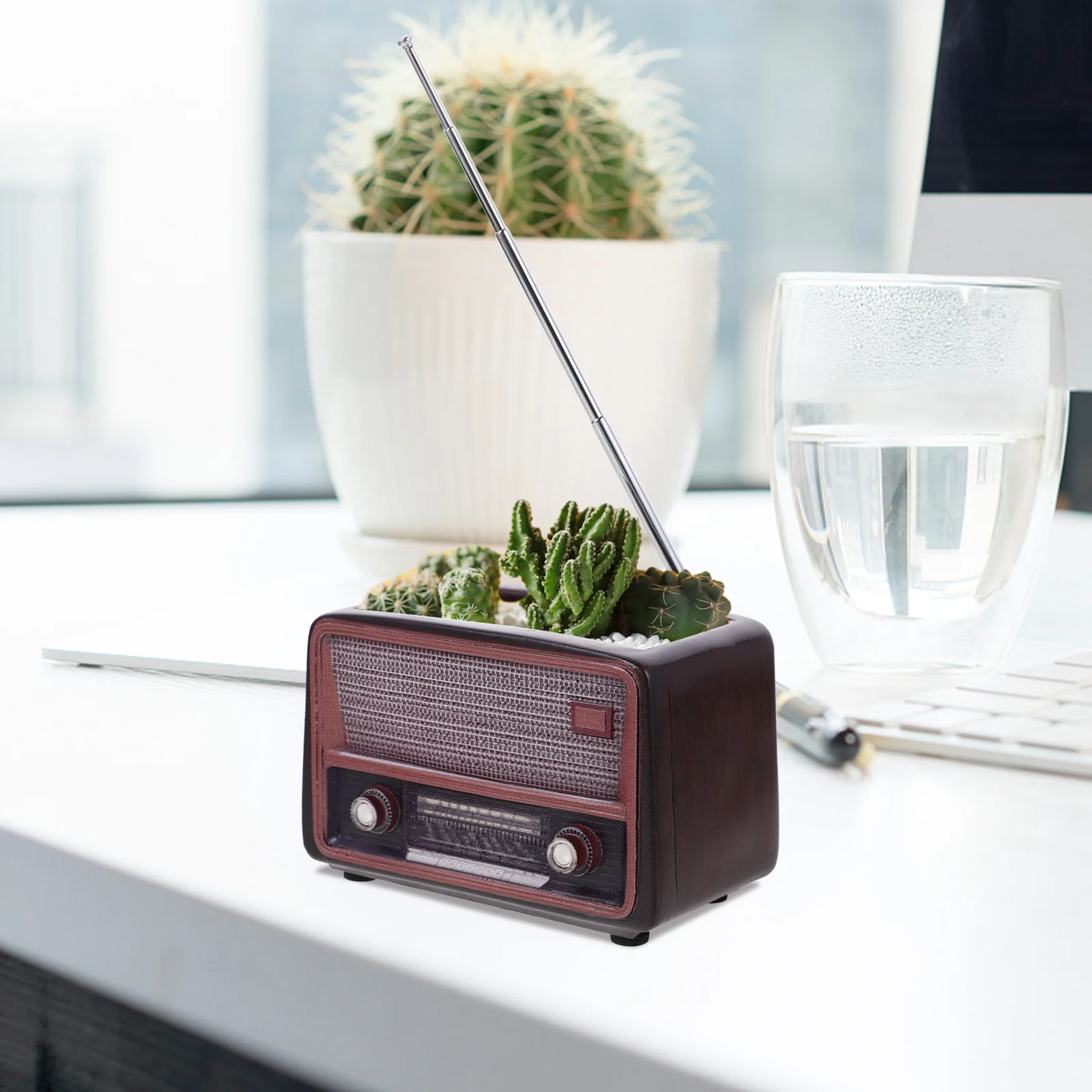 

Retro Radio Pot Plants Planting Container Resin Desktop Planting Container For Succulents Small Plants Decorative Garden Planter