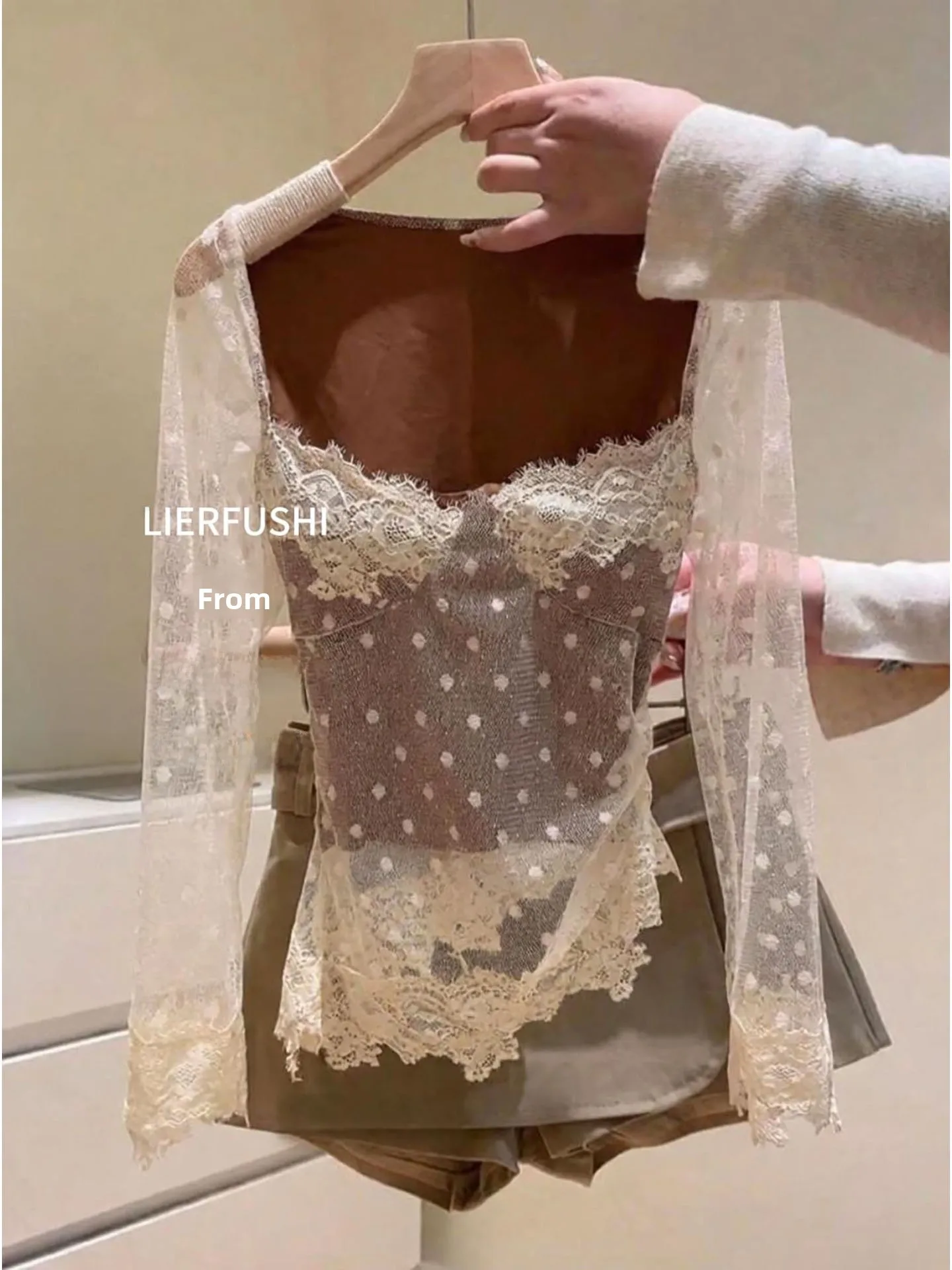 Camiseta de manga larga con cuello cuadrado y estampado de lunares, estilo retro, para mujer, con detalles de encaje y malla, ideal como prenda interior o para usar como camiseta básica en otoño.