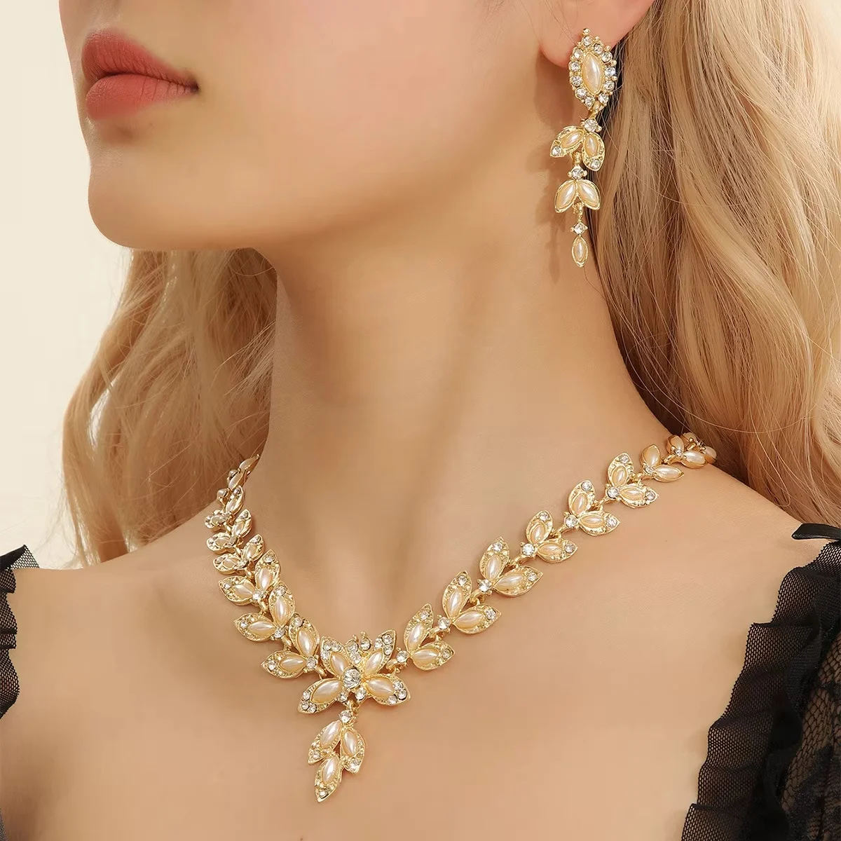 

Simple Leaf Water Drop Pendant Tassel Earrings Necklace Set Light Luxury Wedding Couple Gift Woman