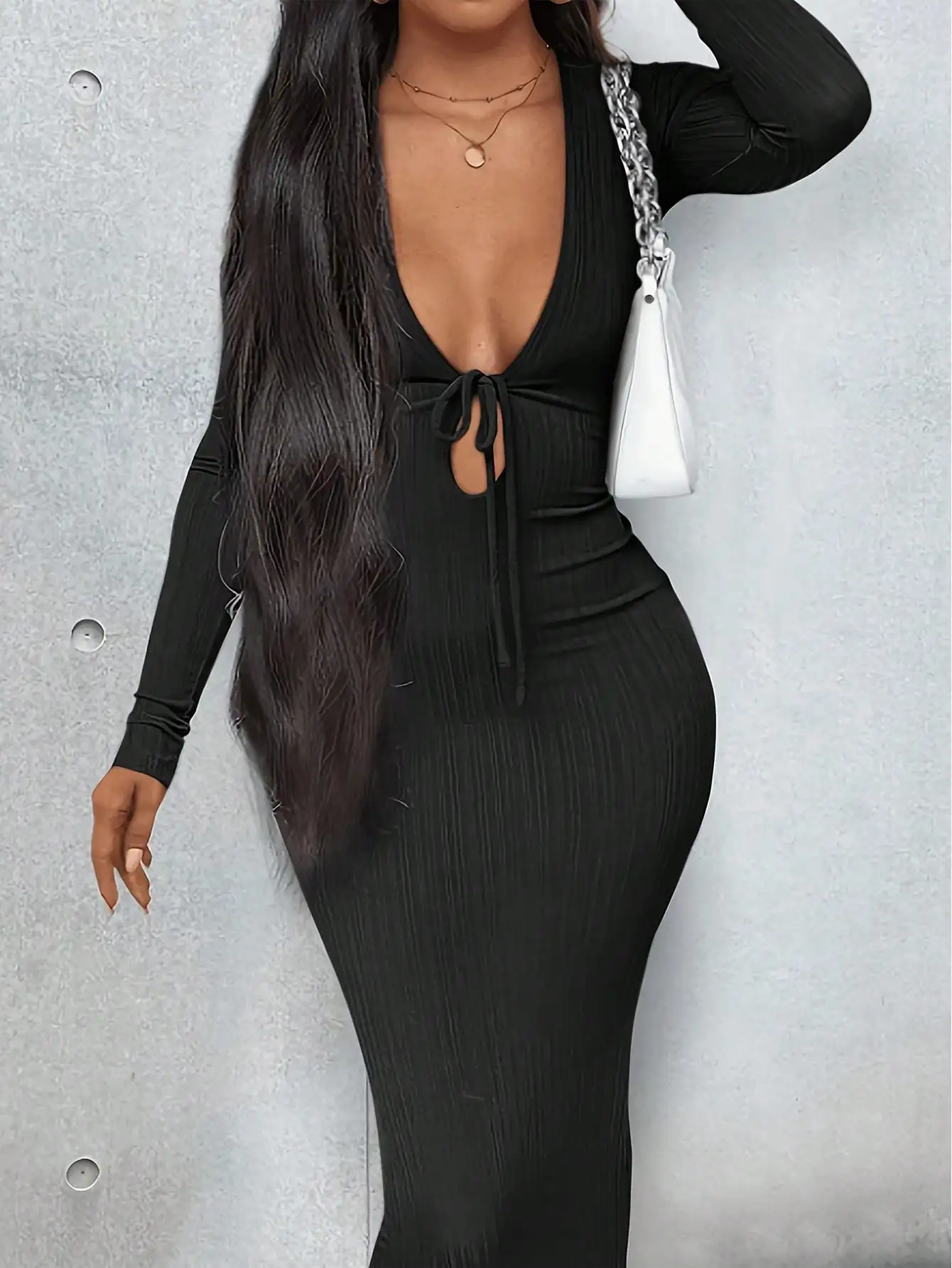 

Черное фактурное облегающее макси-платье с длинными рукавами, V-образным вырезом и завязкой спереди