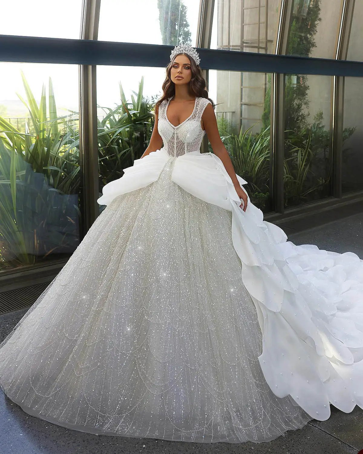 Designer Ball Gown Wedding Dresses O Neck Sleeveless Bridal Gown Sequins Detachable Train Customized Dress