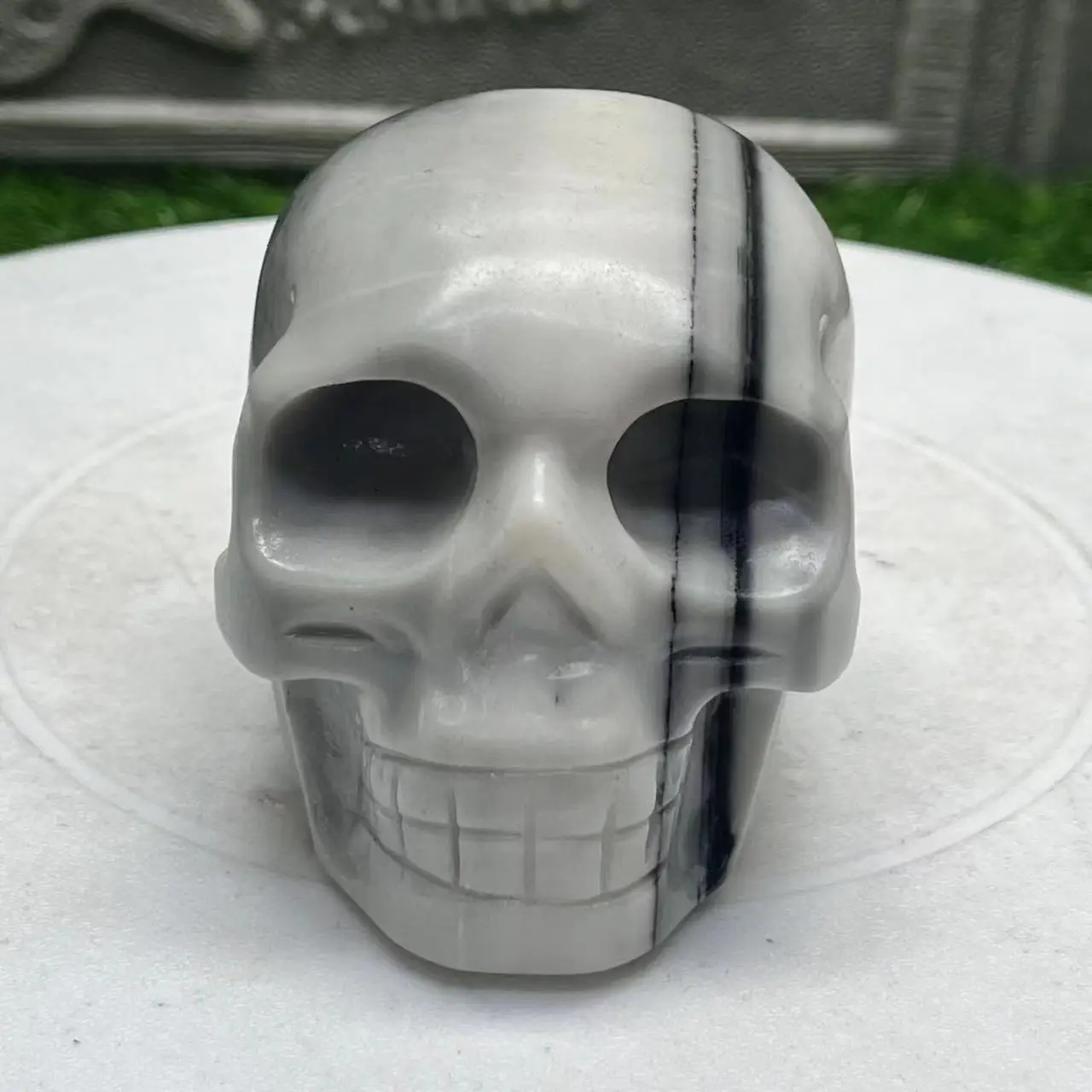 Skull Statue Natural Yin-yang stone  Crystal Carved Reiki Healing Stone Figurine Crafts Home Decoration Halloween Gift