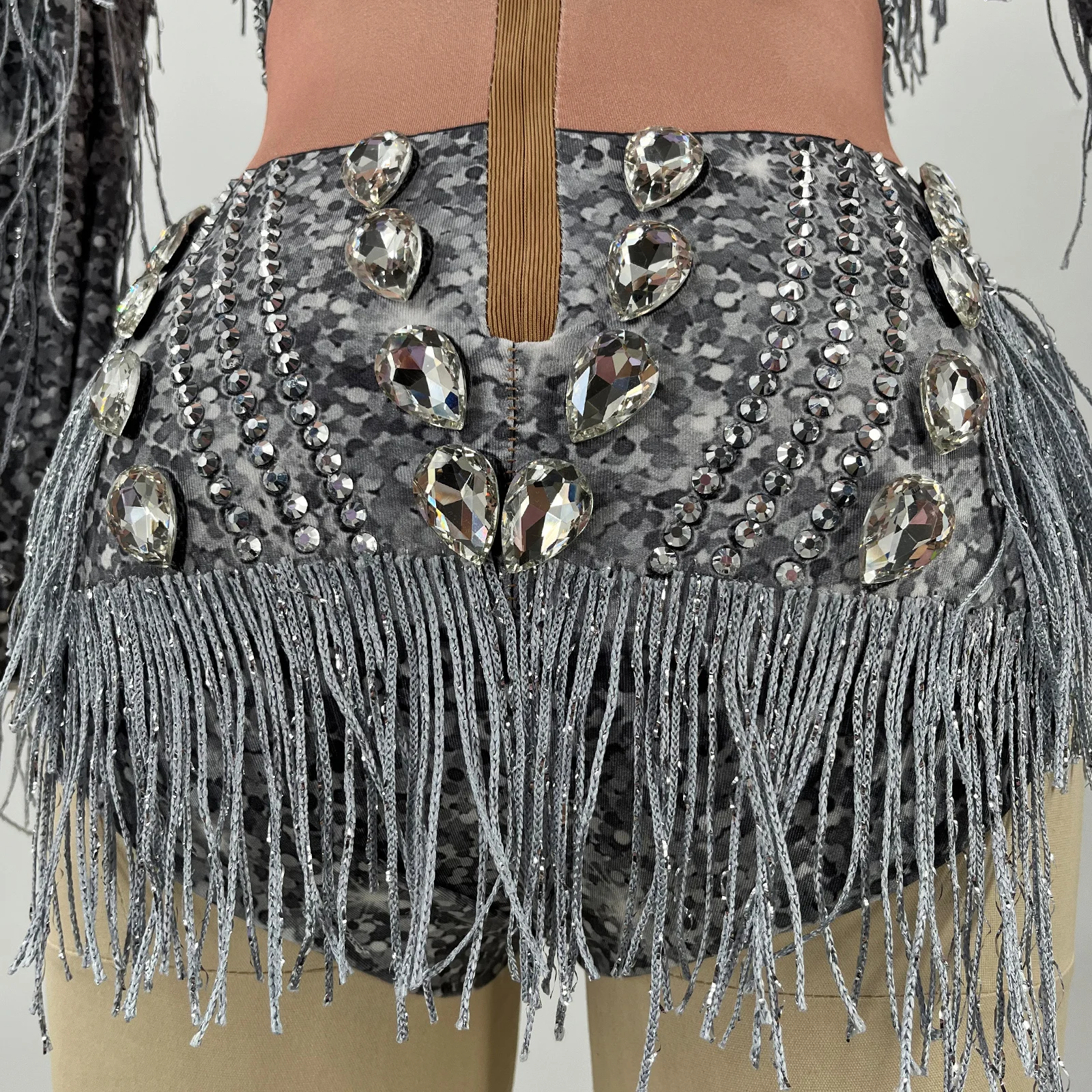 ชุดบอดี้สูทแขนยาวประดับคริสตัลสีเงินแวววาวสำหรับงานเต้นรำละตินปาร์ตี้ไนท์คลับวันเกิด