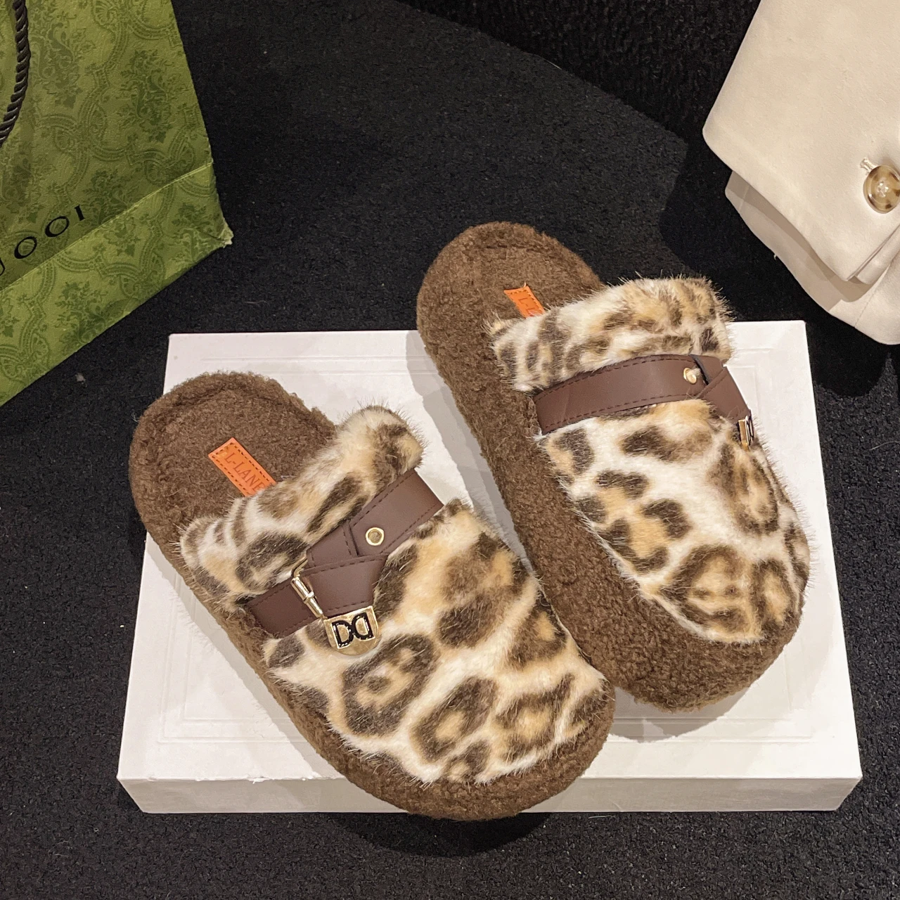 Zapatillas de piel de leopardo a la moda para mujer, pantuflas mullidas para interiores y exteriores, diseño de hebilla de cinturón, zapatos para el hogar, invierno 2024