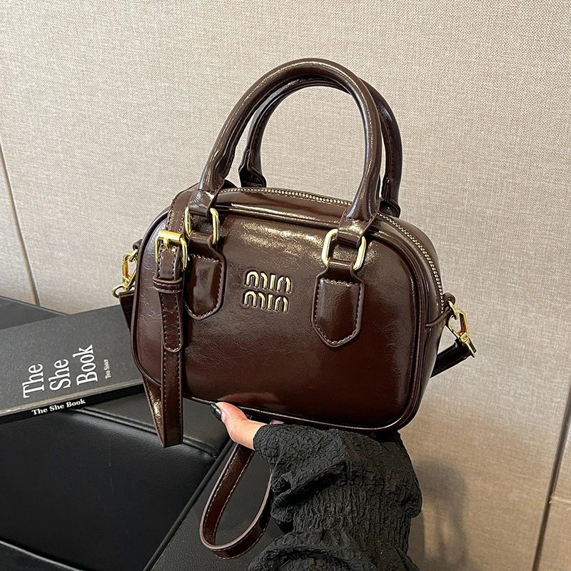 

Famous Designer Inspired Women's Crossbody Bag: Elegant Leather Messenger Handbag, Stylish Shoulder Carry Ladies