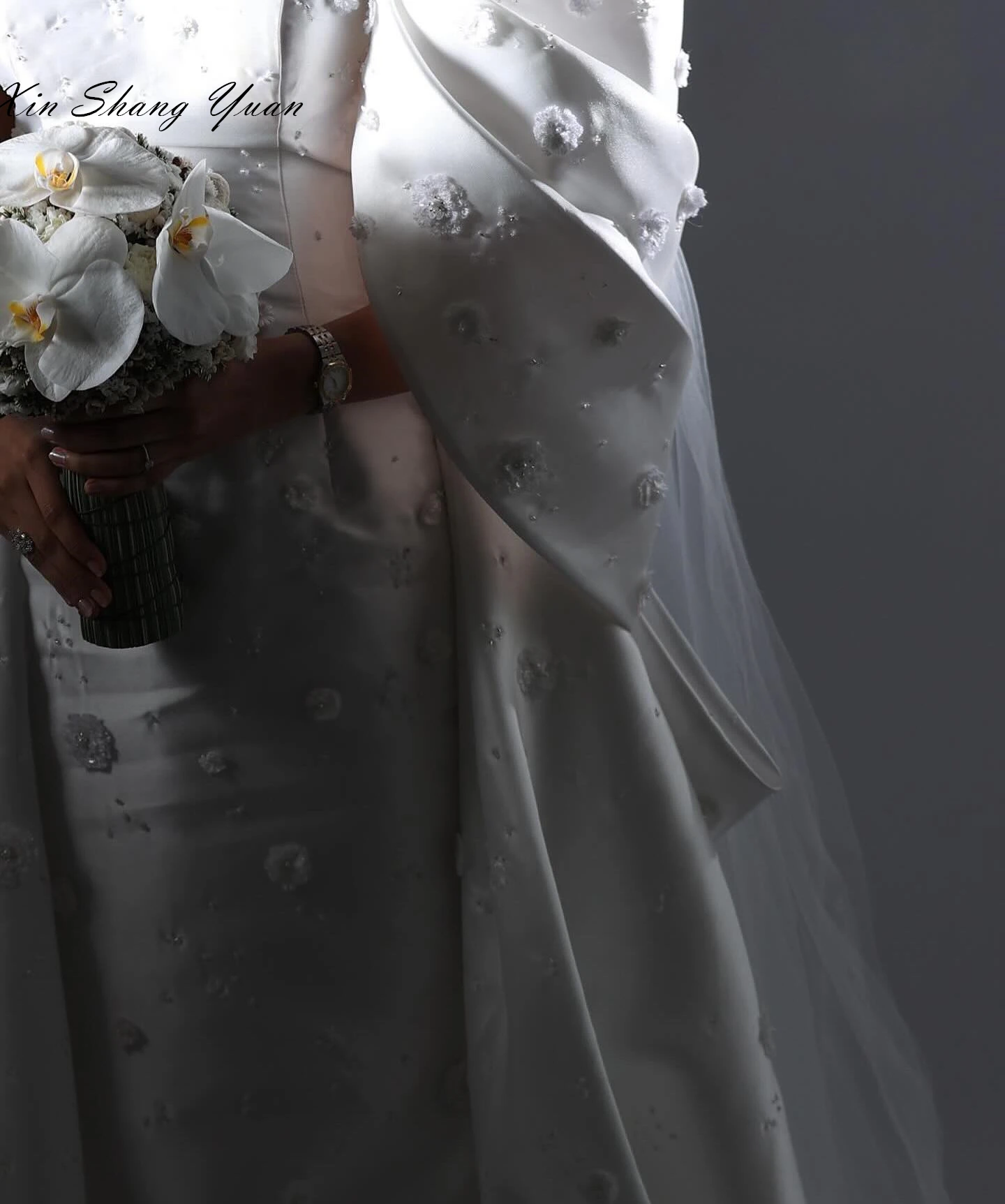 Customized Evening Dress Classic White Satin Strapless Off the Shoulder Sleeveless Chapel Train Beading Appliques Prom Gowns