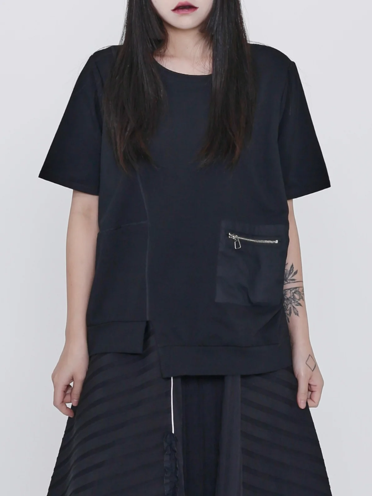 

Slimming Effect Summer New Loose Short Sleeve T-Shirt Dark Series Irregular Splicing Pocket Design Street Style round Neck
