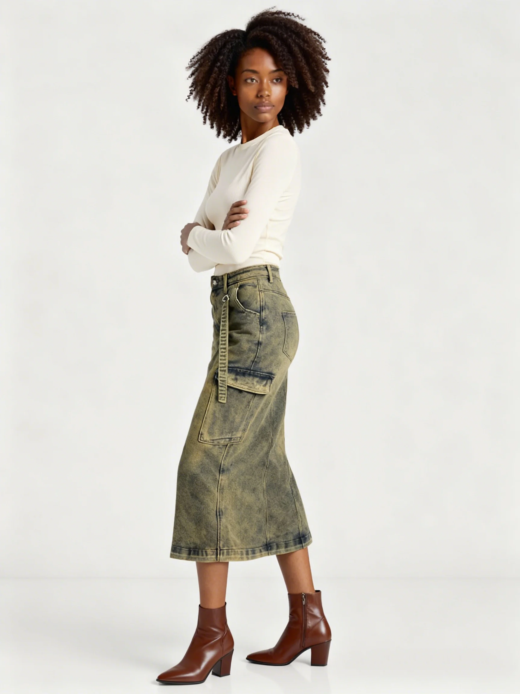 Damska spódnica midi cargo z denimu vintage, sprany, z wysokim stanem, o prostym kroju, streetwearowa, z kieszeniami typu utility, codzienna moda, element do stylizacji.