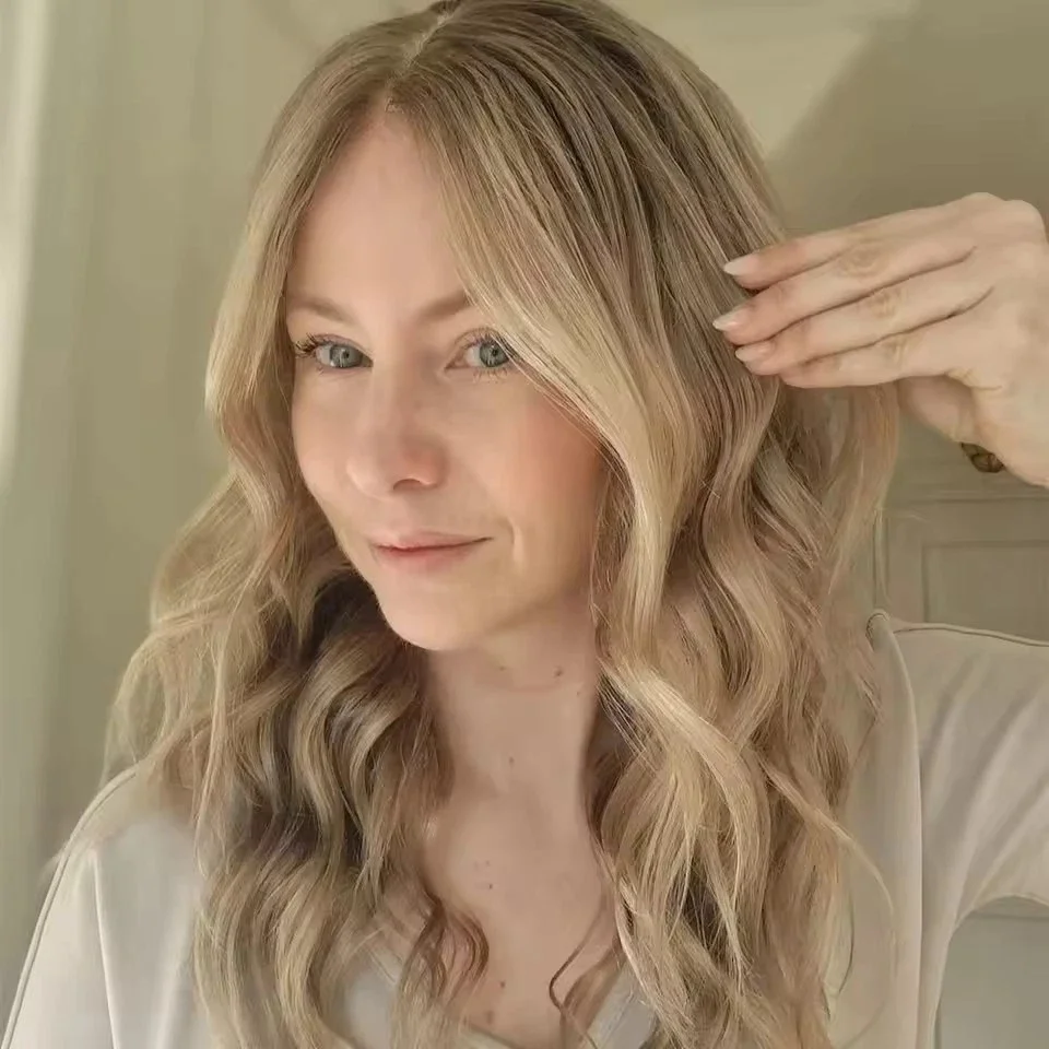 شعر مستعار دانتيل أشقر فاتح مع جذور داكنة شعر مستعار ناعم للحفلات شعر مستعار طويل مموج عميق من الدانتيل شعر مستعار أمامي اصطناعي عالي الدقة 24 بوصة شعر مستعار بدون صمغ #1