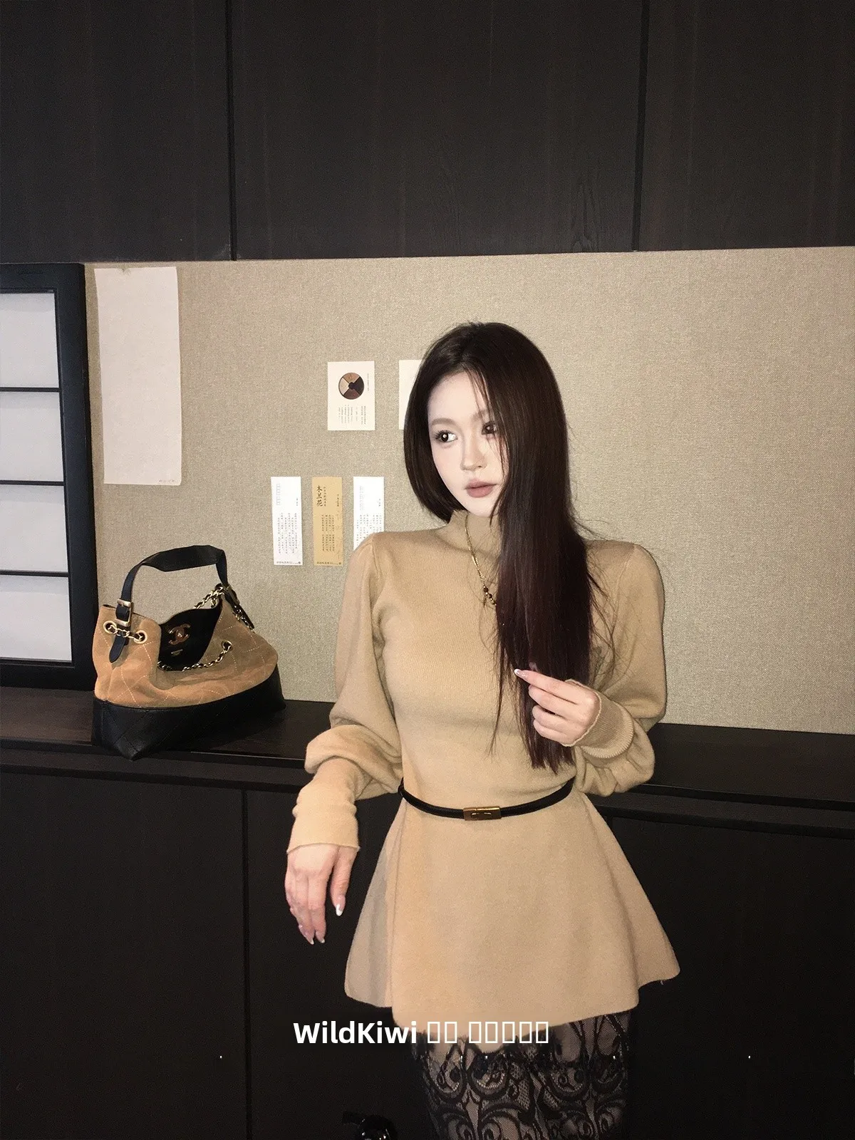 

Женский трикотажный топ приталенного кроя с рукавами-фонариками, высоким воротом, завышенной талией, удлиненный, для повседневной носки, средней длины