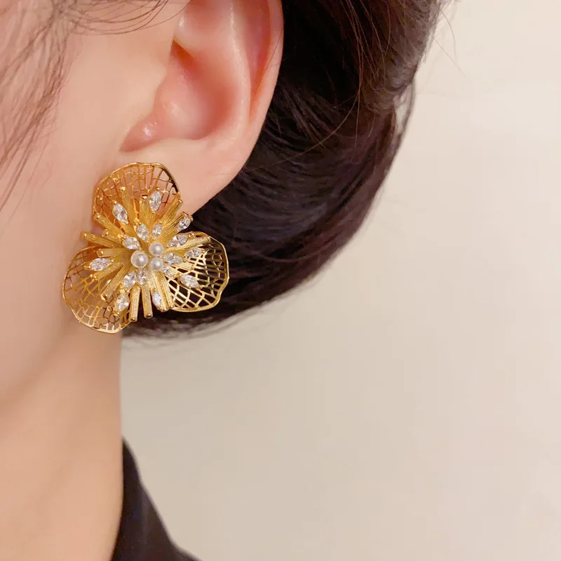 Diamond-encrusted hollow petal earrings, exquisite light luxury and versatile high-end super flash earrings