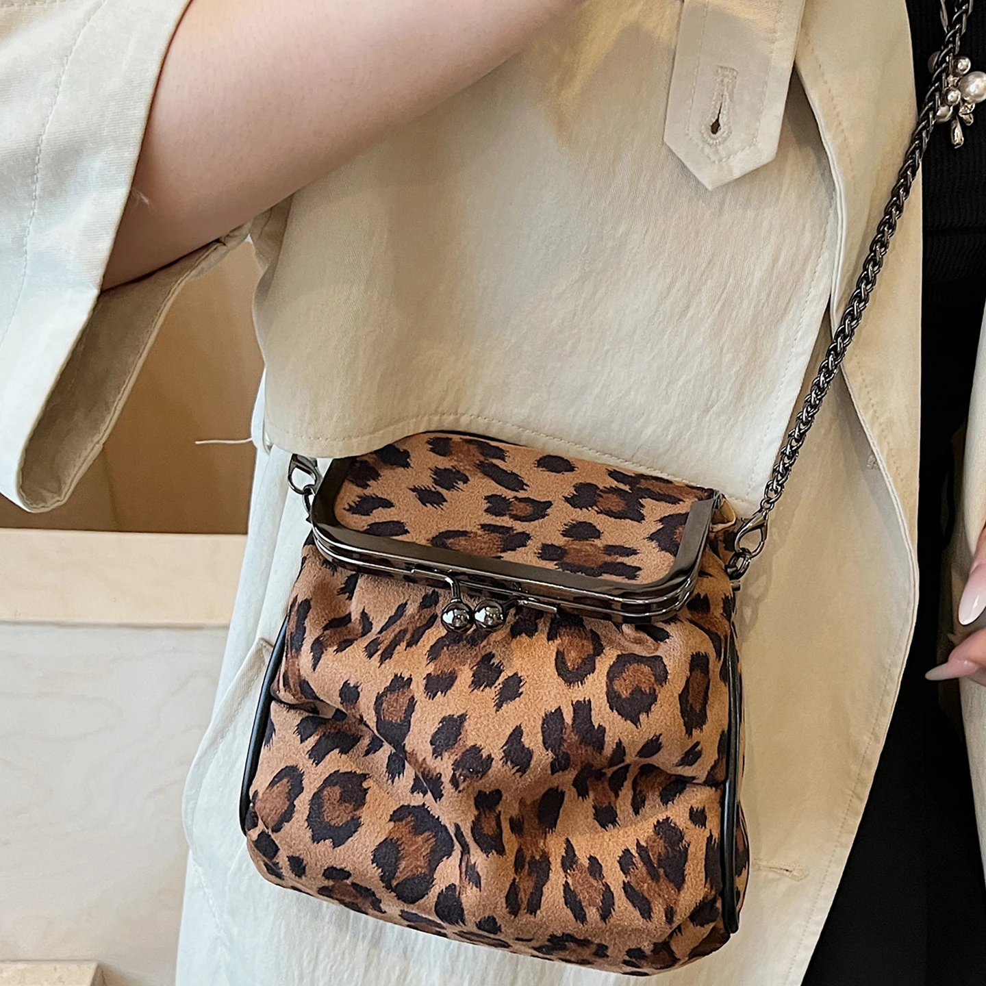 

Retro Leopard Pattern Small Bag for Women New Trendy Fashion Suede Mini Mouth Bag Clamp Opening Method Chain Crossbody Bag