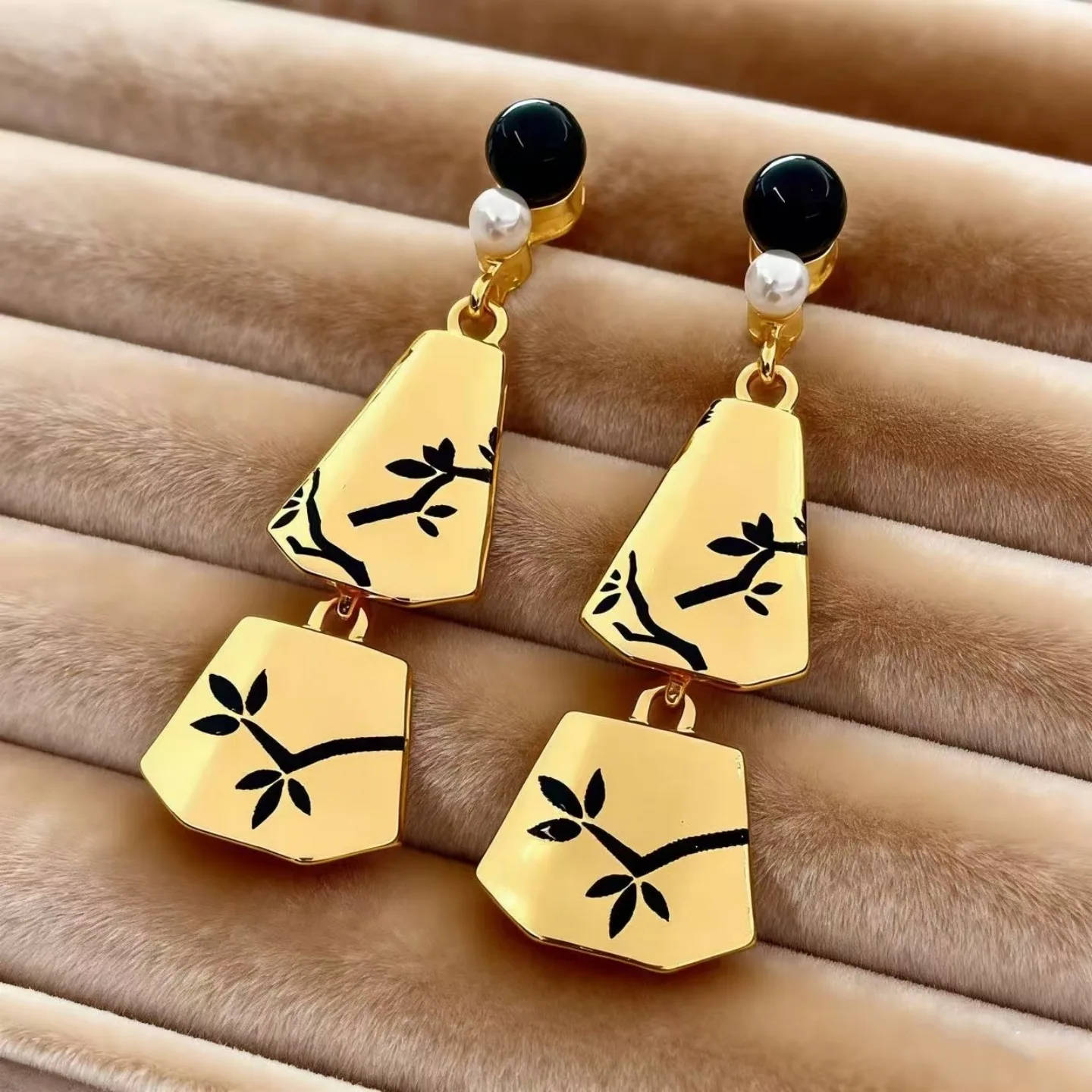 Three-dimensional gold folding fan metal earrings New Chinese temperament Bamboo leaf stud earrings Cold national style earrings