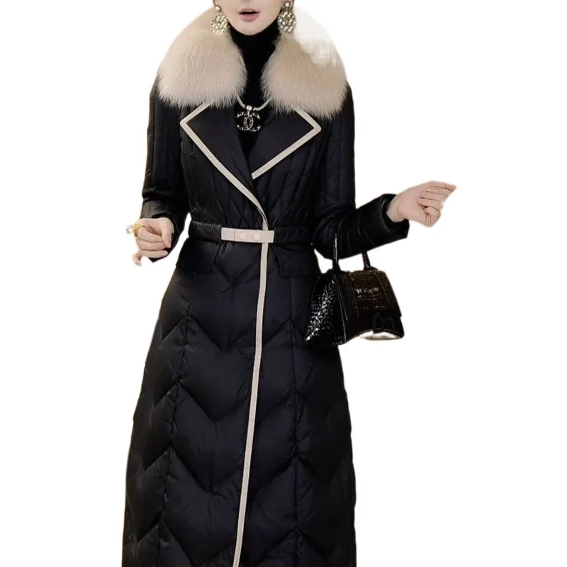 سترة نسائية موضة شتاء جديدة لعام 2025 بياقة كبيرة من الفرو طويلة فوق الركبة معطف بطة بيضاء نحيف
