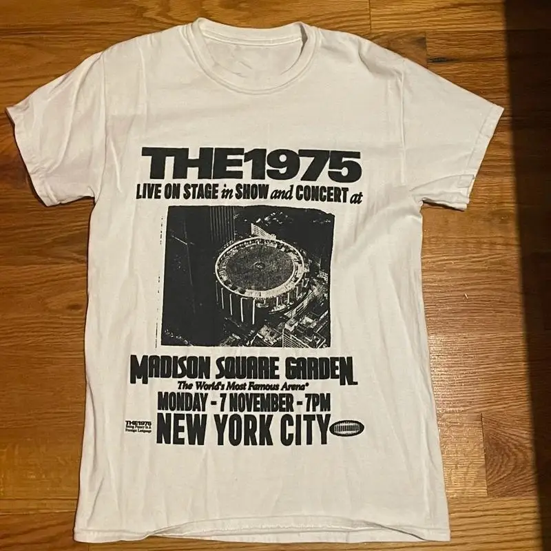 عش على المسرح في عرض 1975 تي شيرت أبيض S 5XL