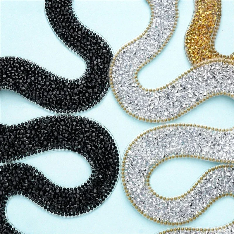 1Pcs Rhinestones Snake Embroidered Patch Iron on Sewing Crystal Applique for Jeans Clothing Decorations