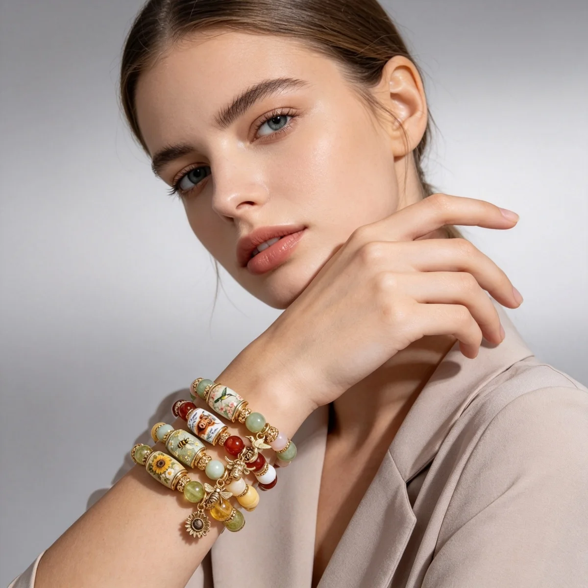 Zarte Armbänder im Frühlingsgarten-Stil mit Glasperlen für Damen und Herren, mit Charm-Anhängern wie Kolibri, Sonnenblume, Biene und Ochsenkopf, Heilschmuck. – Detail 14